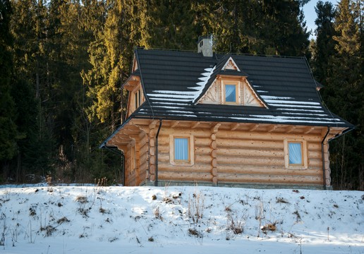 drewniany domek w zimie